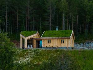una casa con un tetto in erba sopra di Bolkesjø Gaard a Notodden