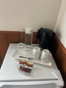 Příslušenství pro přípravu čaje a kávy v ubytování Affordable Double Room Walking Distance to Town + 8 fotografií