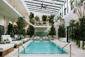 Bazén v ubytování CASCADA Thermal Springs & Hotel nebo v jeho okolí