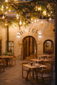 un ristorante con tavoli in legno e luci in un edificio di Casa 63 Hotel Boutique & Spa a San Miguel de Allende