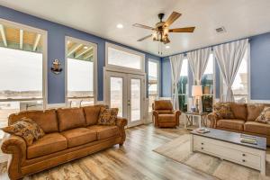 Posezení v ubytování Lakefront Wichita Falls Home with Pool and Hot Tub