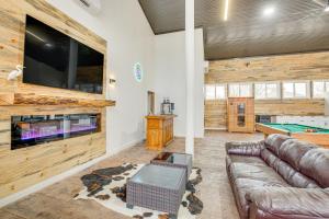 Posezení v ubytování Lakefront Wichita Falls Home with Pool and Hot Tub