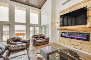 TV a/nebo společenská místnost v ubytování Lakefront Wichita Falls Home with Pool and Hot Tub