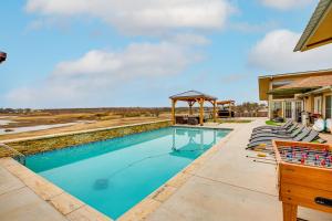 Bazén v ubytování Lakefront Wichita Falls Home with Pool and Hot Tub nebo v jeho okolí
