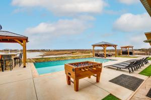 Bazén v ubytování Lakefront Wichita Falls Home with Pool and Hot Tub nebo v jeho okolí