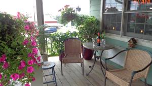 un patio con mesa, sillas y flores en The Garrett Inn, en Oakland