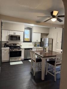 a kitchen with a table and chairs and a stove at Modern 1BR Outdoor Space & Cozy Vibes in Chicago