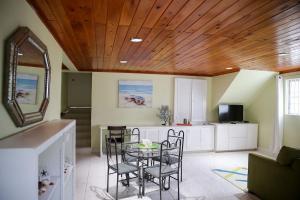 Μια τηλεόραση ή/και κέντρο ψυχαγωγίας στο Tangerine Sunsets Alta Vista Suite 2