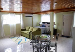 Χώρος καθιστικού στο Tangerine Sunsets Alta Vista Suite 2 +10 φωτογραφίες