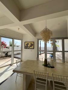 a dining room with a table and chairs and a chandelier at Casa Free Wind Jeri in Jericoacoara +42 photos