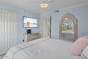 TV a/nebo společenská místnost v ubytování A Veranda Unit At Destin Pointe Resort