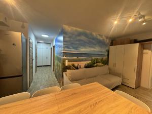 una sala de estar con una mesa y un sofá en Ring Apartments - Międzywodzie, en Międzywodzie