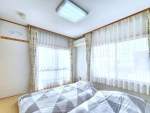 Postel nebo postele na pokoji v ubytování Whole house rental 一棟貸切宿 "Your Home Tottori" 市内中心地近くの素敵な一軒家