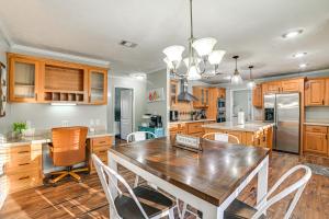 - une cuisine avec des placards en bois, une table et des chaises en bois dans l'établissement Benton Vacation Rental Near Kentucky Lake!, à Benton