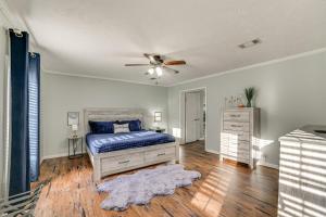 une chambre avec un lit et un ventilateur de plafond dans l'établissement Benton Vacation Rental Near Kentucky Lake!, à Benton