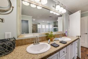 une salle de bain avec deux lavabos et un grand miroir dans l'établissement Benton Vacation Rental Near Kentucky Lake!, à Benton 21 autres photos