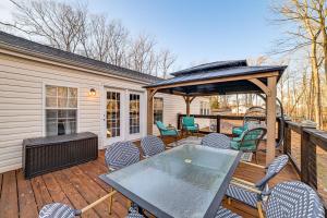 une terrasse avec des chaises, une table et un parasol dans l'établissement Benton Vacation Rental Near Kentucky Lake!, à Benton