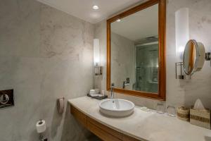 Een badkamer bij ITC Mughal, A Luxury Collection Resort & Spa, Agra