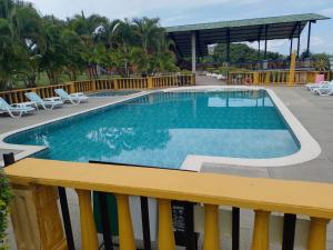 a pool at a resort with a yellow rail at Hotel San Antonio del Cerro in Pereira