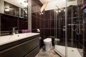 a bathroom with a sink toilet and a shower at Bij Aquamarijn in Stieltjeskanaal +24 photos