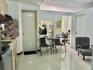 Η κουζίνα ή μικρή κουζίνα στο A cozy condo within the center of Manila