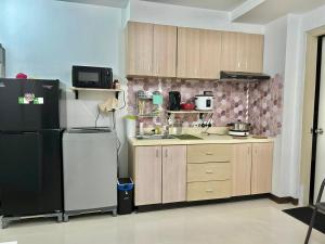 Η κουζίνα ή μικρή κουζίνα στο A cozy condo within the center of Manila +1 φωτογραφίες