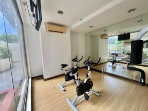 Γυμναστήριο ή/και όργανα γυμναστικής στο A cozy condo within the center of Manila