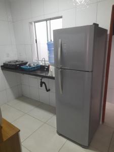 eine Küche mit einem Kühlschrank aus Edelstahl in der Unterkunft Encanto de Tatuamunha in Pôrto de Pedras