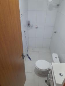 ein weißes Bad mit einem WC und einem Mopp in der Unterkunft Encanto de Tatuamunha in Pôrto de Pedras + 11 Fotos