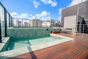 una piscina en la azotea de un edificio en Sun Smart por Quarto a Vista, en Ilha da Restinga