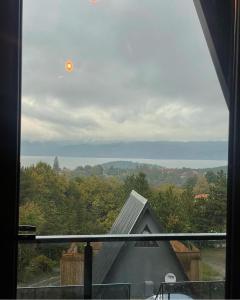 una vista desde la ventana de una casa en DREAM DELUXE SAPANCa, en Sapanca