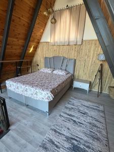 Un dormitorio con una cama y un techo de madera. en DREAM DELUXE SAPANCa, en Sapanca 43 fotos más
