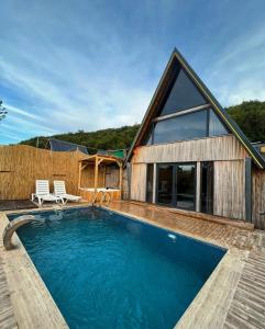 una casa con piscina delante de una casa en DREAM DELUXE SAPANCa, en Sapanca