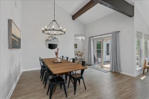 ein Esszimmer mit einem Holztisch und Stühlen in der Unterkunft Creekview Cottage- Events, Hot Tub, Gameroom in Round Rock