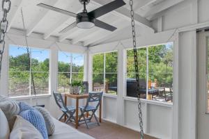 ein Zimmer mit einer Veranda mit Schaukel in der Unterkunft Creekview Cottage- Events, Hot Tub, Gameroom in Round Rock