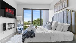 Un dormitorio con una cama grande con una ventana grande. en NEW Luxury Penthouse with AmazingViews King Bed, en Atlanta