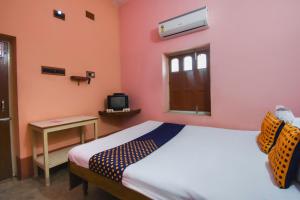 Postel nebo postele na pokoji v ubytování Hotel O Maa Laxmi Lodge