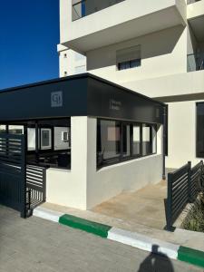 タンジェにあるAppartement de LUXEの正面にバス停がある建物