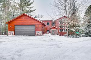 Lakefront Gem with Dock and Views in Lac Du Flambeau v zimě