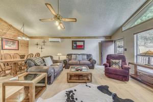 Χώρος καθιστικού στο 1 Mi to Downtown Ruidoso Peaceful Forested Cabin!