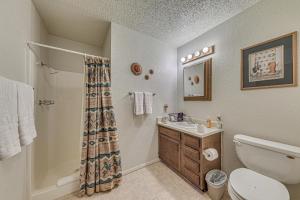 Ένα μπάνιο στο 1 Mi to Downtown Ruidoso Peaceful Forested Cabin! +18 φωτογραφίες