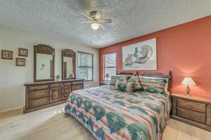 Ένα ή περισσότερα κρεβάτια σε δωμάτιο στο 1 Mi to Downtown Ruidoso Peaceful Forested Cabin!