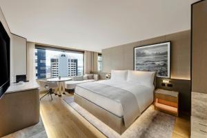 Postel nebo postele na pokoji v ubytování JW Marriott Auckland