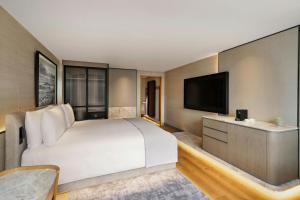 Postel nebo postele na pokoji v ubytování JW Marriott Auckland