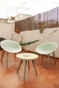 バレンシアにあるCasa Marcellino Valencia Centroの屋根の椅子2脚とテーブル