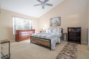 Un dormitorio con una cama y una cómoda. en Beautiful cozy Retreat near Disney - spacious condo, en Kissimmee 28 fotos más