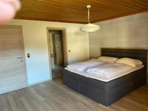 Posteľ alebo postele v izbe v ubytovaní Residenz am Erzbach Top 2A