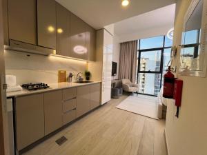 Кухня или мини-кухня в Luxury Panoramic Stay - Dubai Skyline View
