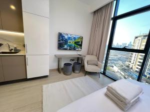 Кровать или кровати в номере Luxury Panoramic Stay - Dubai Skyline View