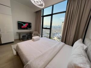Телевизор и/или развлекательный центр в Luxury Panoramic Stay - Dubai Skyline View